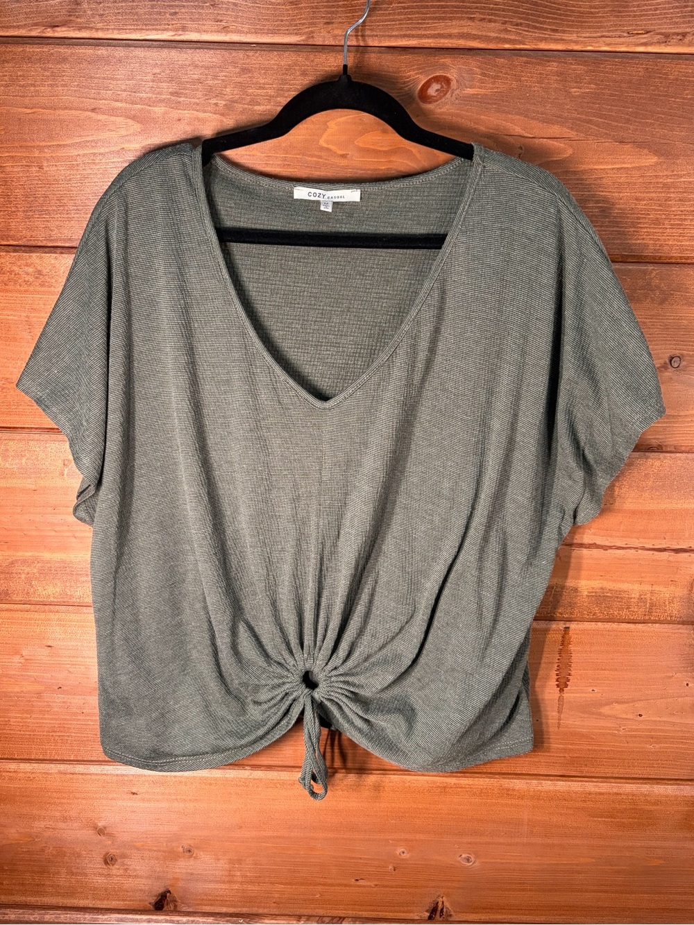 Cozy Casual Olive Tie-Front V-Neck Short Sleeve Top Size Medium 💕🌴